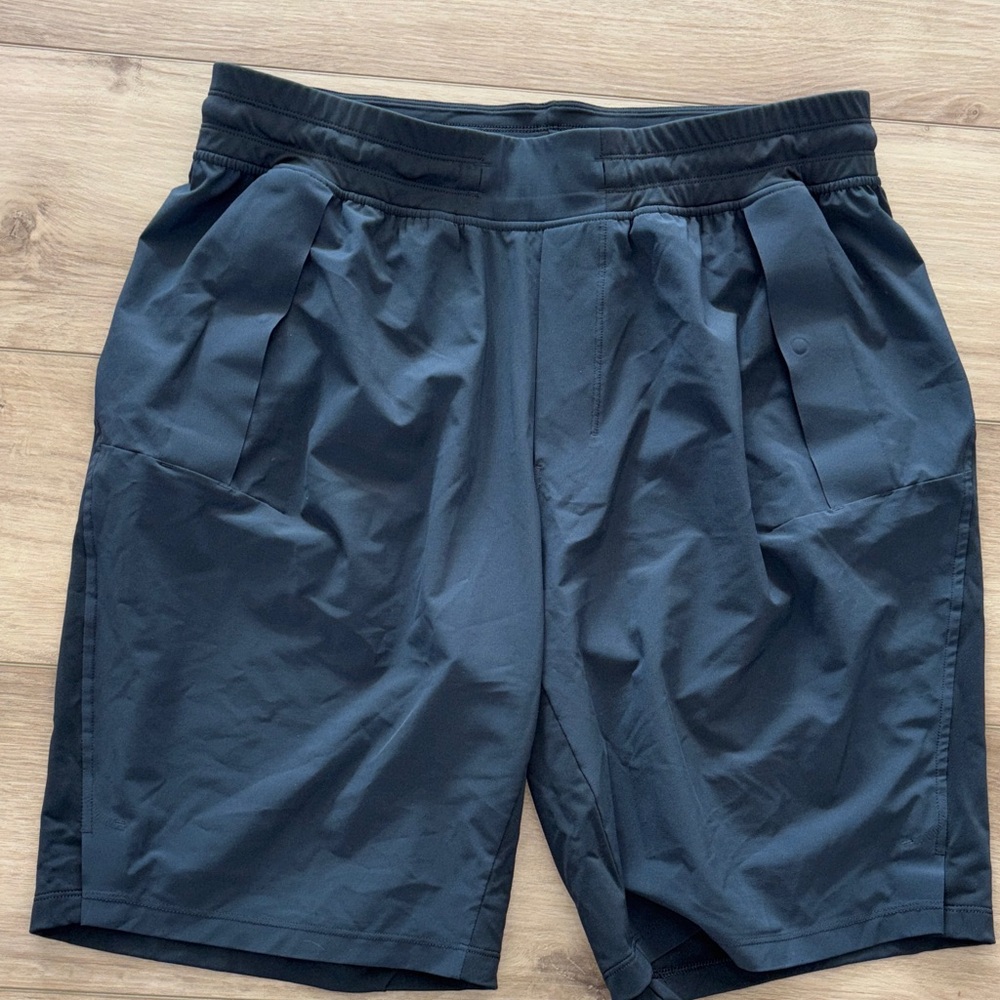 lululemon athletica Men's Athletic Shorts in Charcoal Black